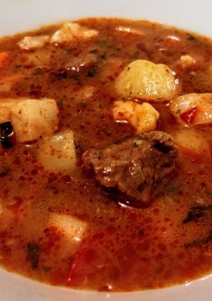 A picture of Gulyásleves (Goulash Soup).