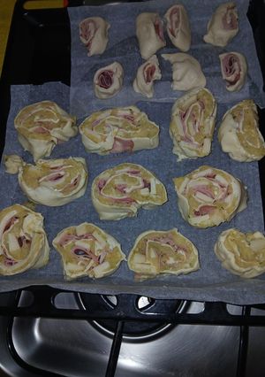 Foto di Girelle di sfoglia con crema di patate, mortadella e formaggio