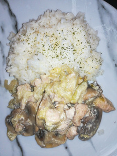 Una foto de Pavo con vegetales y yogurt