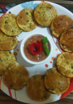 हेल्दी मिनी मेथी पूरी विथ टमाटर चटनी (Healthy mini methi puri with tamatar chutney recipe in Hindi) रेसिपी मुख्य फोटो