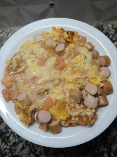 Una foto de Revuelto de huevos y panchos