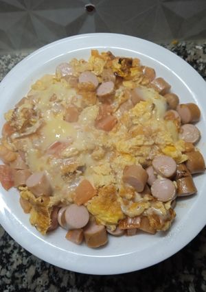 Una foto de Revuelto de huevos y panchos