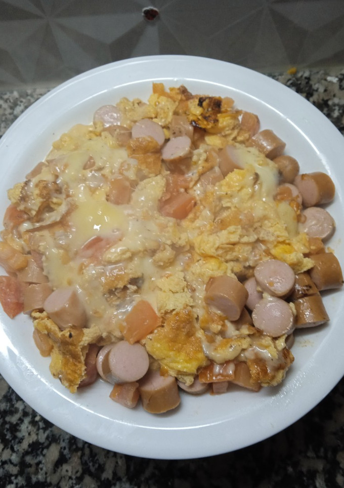 Una foto de Revuelto de huevos y panchos