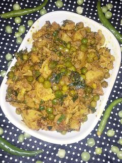 गोभी आलू मटर की सब्जी(Gobhi aloo matar ki recipe in Hindi) रेसिपी मुख्य फोटो