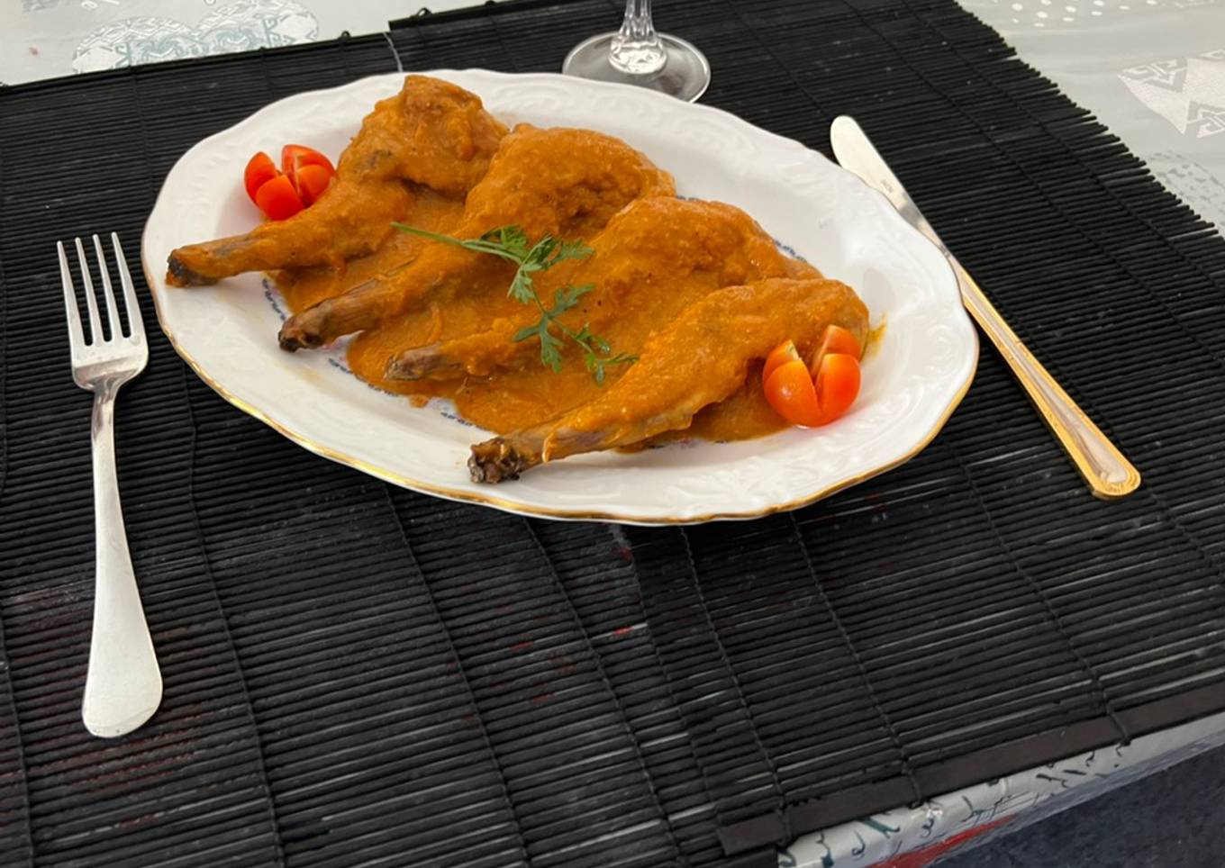 Jamoncitos de conejo con salsa de verduras