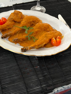 Una foto de Jamoncitos de conejo con salsa de verduras