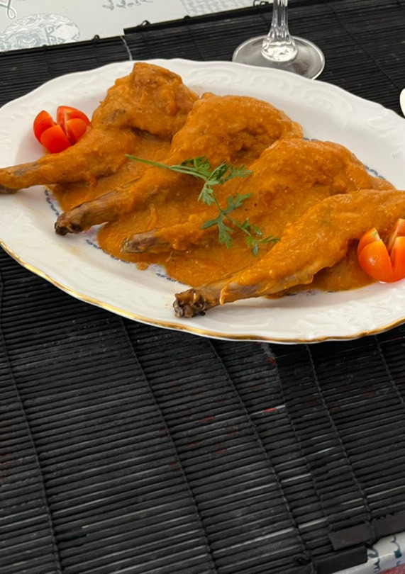 Una foto de Jamoncitos de conejo con salsa de verduras