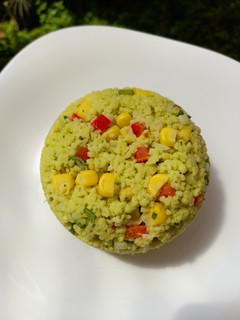 Una foto de Cuscús con verduras y salsa de palta