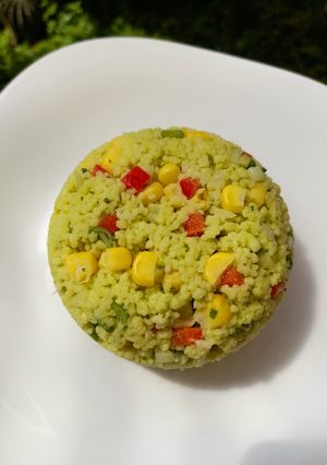 Una foto de Cuscús con verduras y salsa de palta