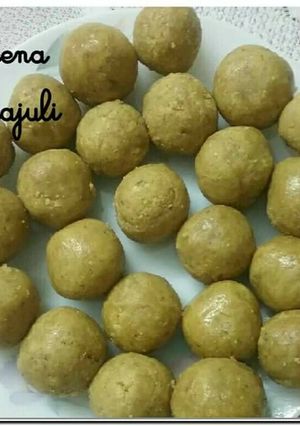 A picture of Besan Laddu.
