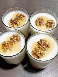 Una foto de Cuajada con nueces y miel