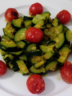 Una foto de Calabacines salteados y tomatitos asados