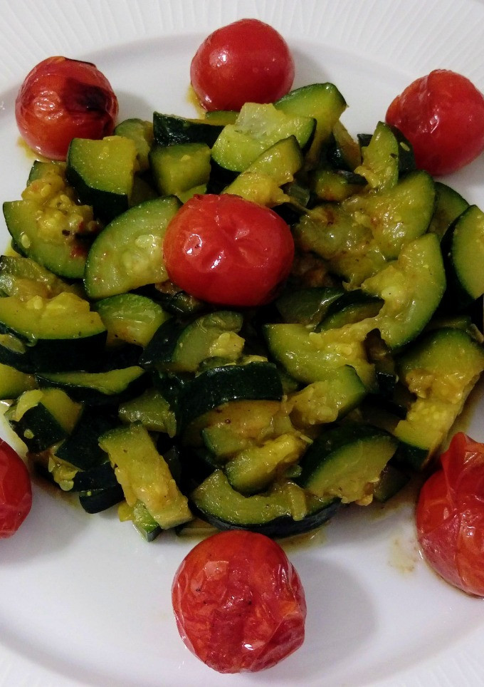 Una foto de Calabacines salteados y tomatitos asados