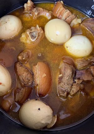 Hình của món Móng heo kho trứng.