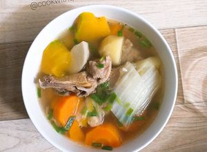 Hình của món Canh hầm thịt gà với rau củ.