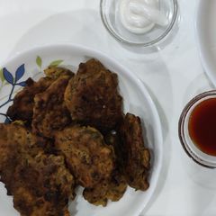 A picture of Onion leaves pokora.