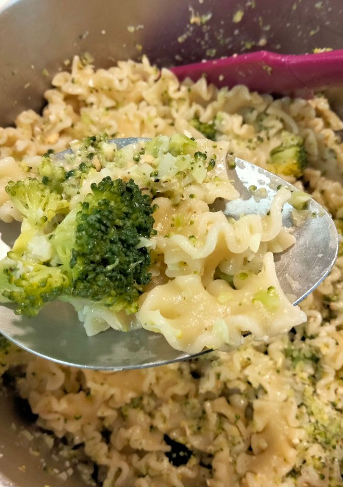 Una foto de Pasta con pesto de brócoli