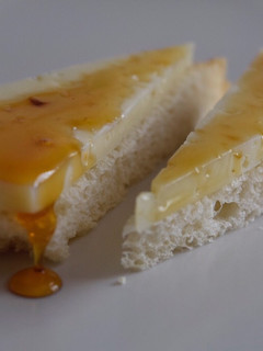 Una foto de Queso con miel, una buena tapa