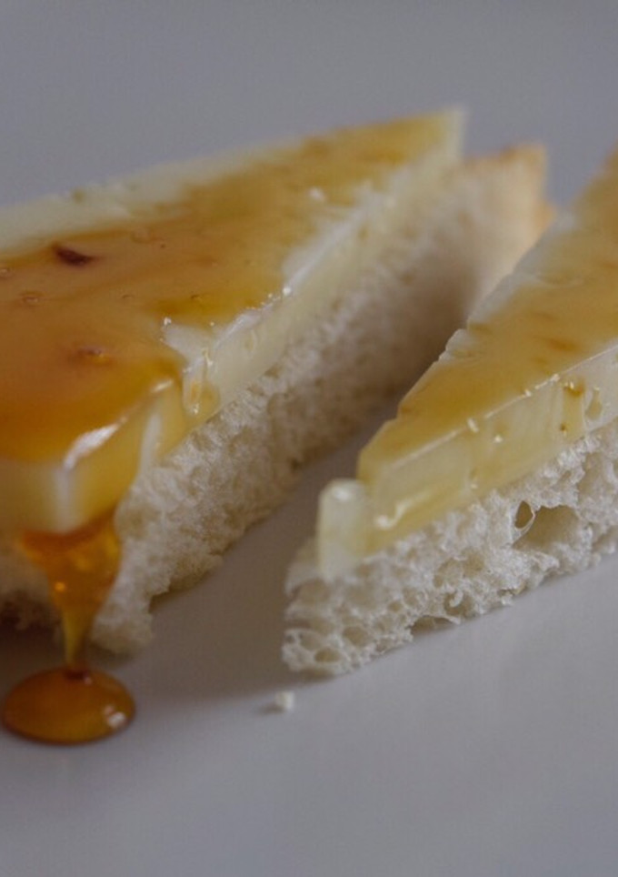 Una foto de Queso con miel, una buena tapa