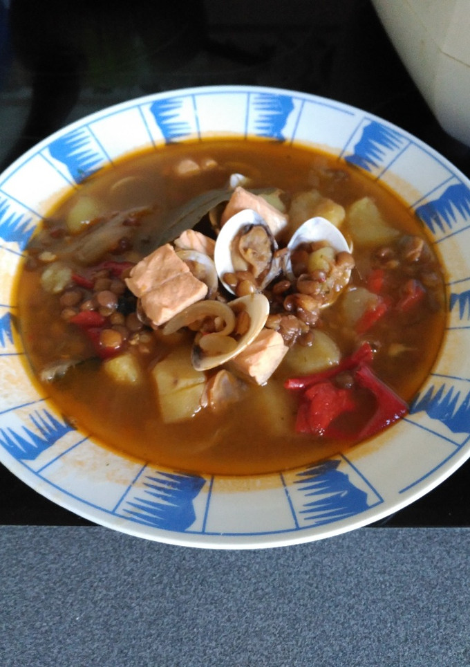Una foto de Lentejas con almejas y salmón