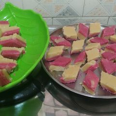 A picture of Maida cake.