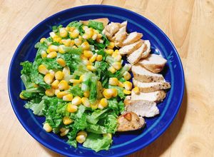 Hình của món Salad ức gà nướng nồi chiên không dầu.