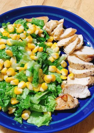 Hình của món Salad ức gà nướng nồi chiên không dầu.