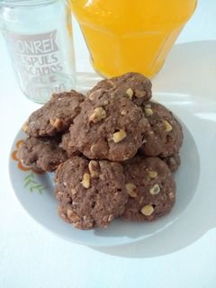 Una foto de Galletas de avena, cacao maní y chips de chocolate