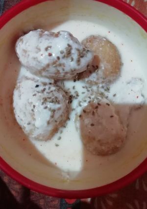 A picture of Dahi vada.