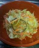 Ensalada fresca de atún y pepinillos