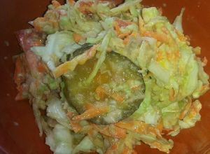 Una foto de Ensalada fresca de atún y pepinillos