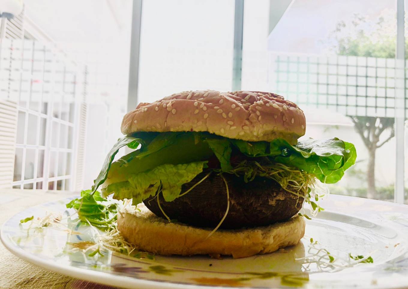 Hamburguesas de hongo portobello con queso gouda y pesto