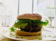 Una foto de hongos portobello y pasta