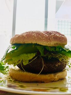 Una foto de Hamburguesas de hongo portobello con queso gouda y pesto