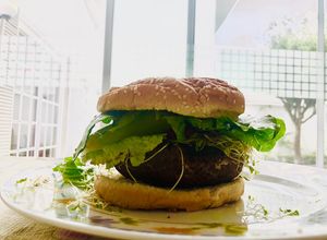 Una foto de Hamburguesas de hongo portobello con queso gouda y pesto
