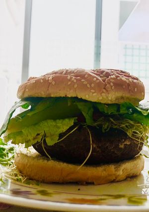 Una foto de Hamburguesas de hongo portobello con queso gouda y pesto