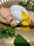 Crostone di pane con salmone e uovo in camicia