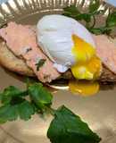 Crostone di pane con salmone e uovo in camicia