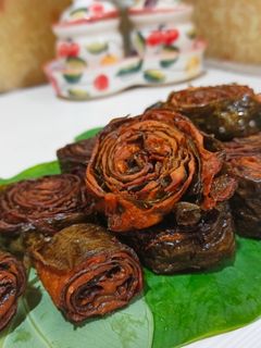 अळूवडी (aluvadi recipe in marathi) रेसिपी चे मुख्य फोटो