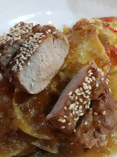 Una foto de Solomillo de cerdo confitado y patatas panaderas (S.Valentin)