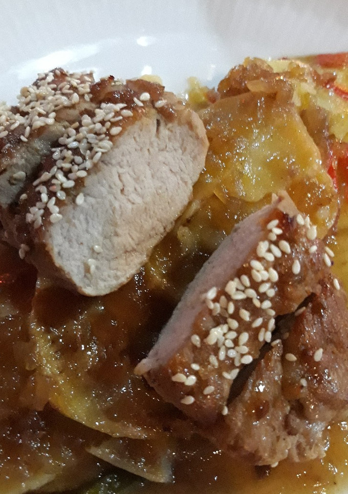 Una foto de Solomillo de cerdo confitado y patatas panaderas (S.Valentin)