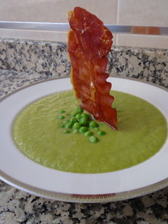 Una foto de Crema de guisantes con crujiente de jamón