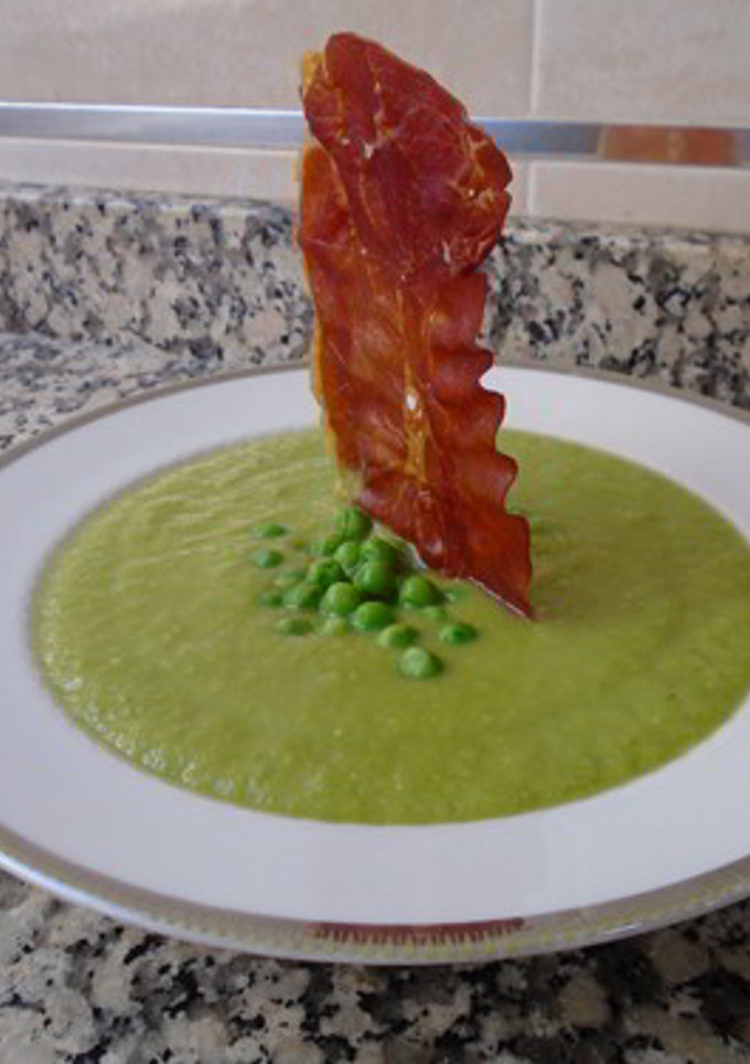 Una foto de Crema de guisantes con crujiente de jamón