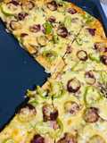 Πίτσα με πικάντικο λουκάνικο και ντομάτα🍕🍕