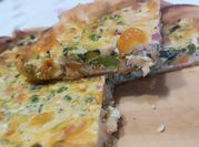 Una foto di pizza con pasta sfoglia