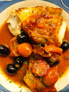 Una foto de Bacalao Skrei al Horno con Cherrys y Aceitunas Negras en Salsa de Naranja, Soja y Miel