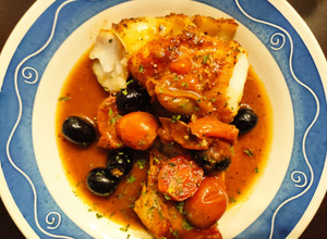 Foto principal de Bacalao Skrei al Horno con Cherrys y Aceitunas Negras en Salsa de Naranja, Soja y Miel