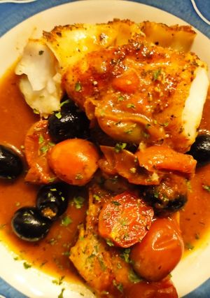 Una foto de Bacalao Skrei al Horno con Cherrys y Aceitunas Negras en Salsa de Naranja, Soja y Miel