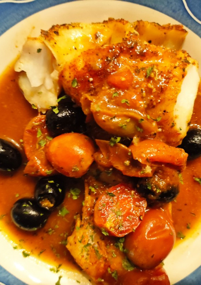 Una foto de Bacalao Skrei al Horno con Cherrys y Aceitunas Negras en Salsa de Naranja, Soja y Miel