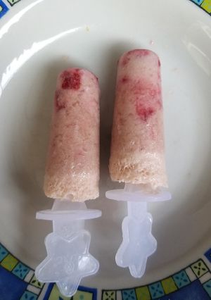 Foto resep Es Smoothies Strawberry Pisang popsicle